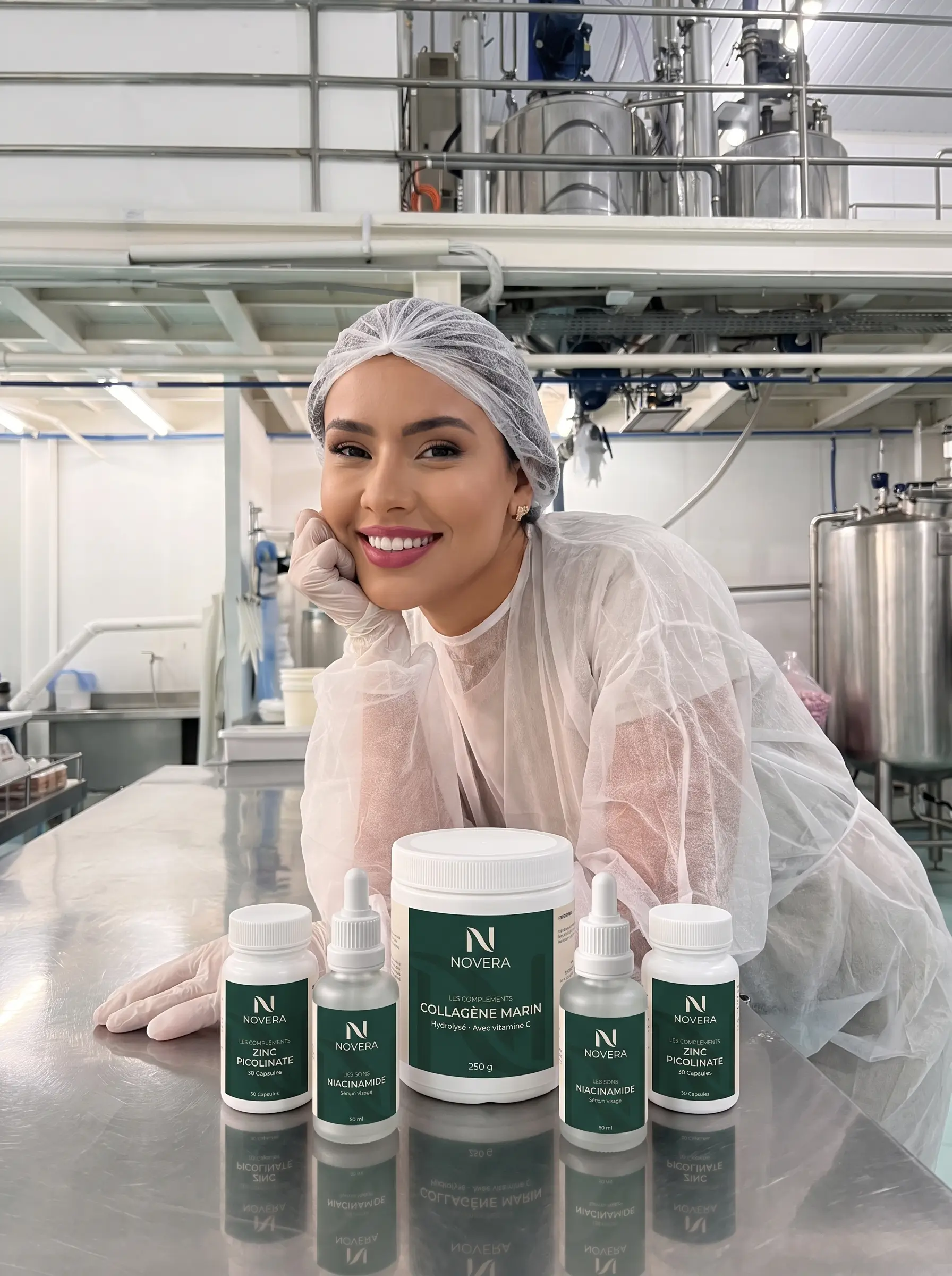 Mise en scène illustrative : une femme présentant la collection NOVERA dans un décor industriel